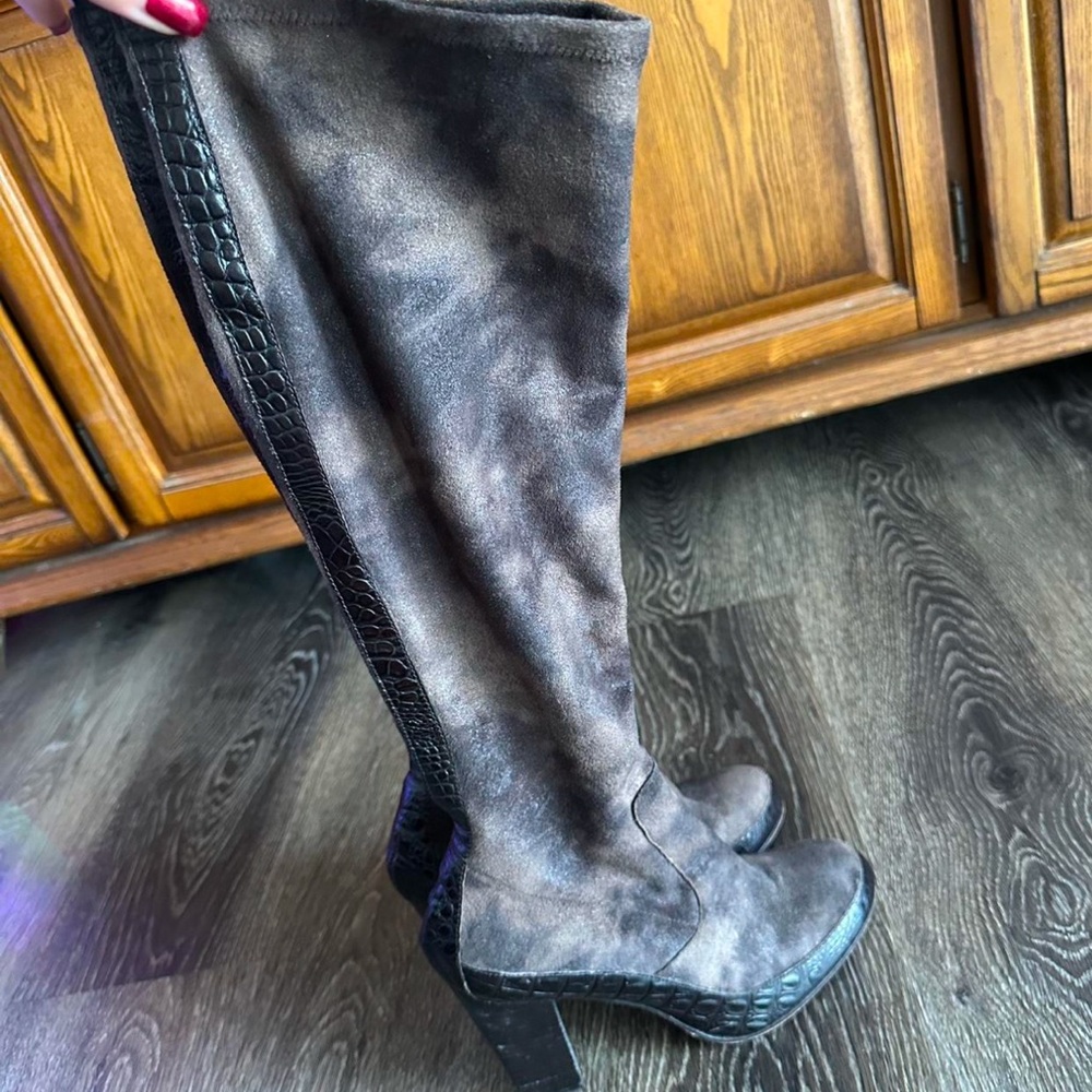 Donald Pliner Suede Boots
